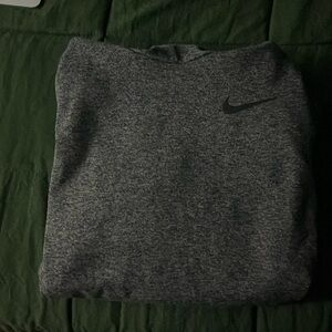 Men’s Nike sweater size medium in good condition